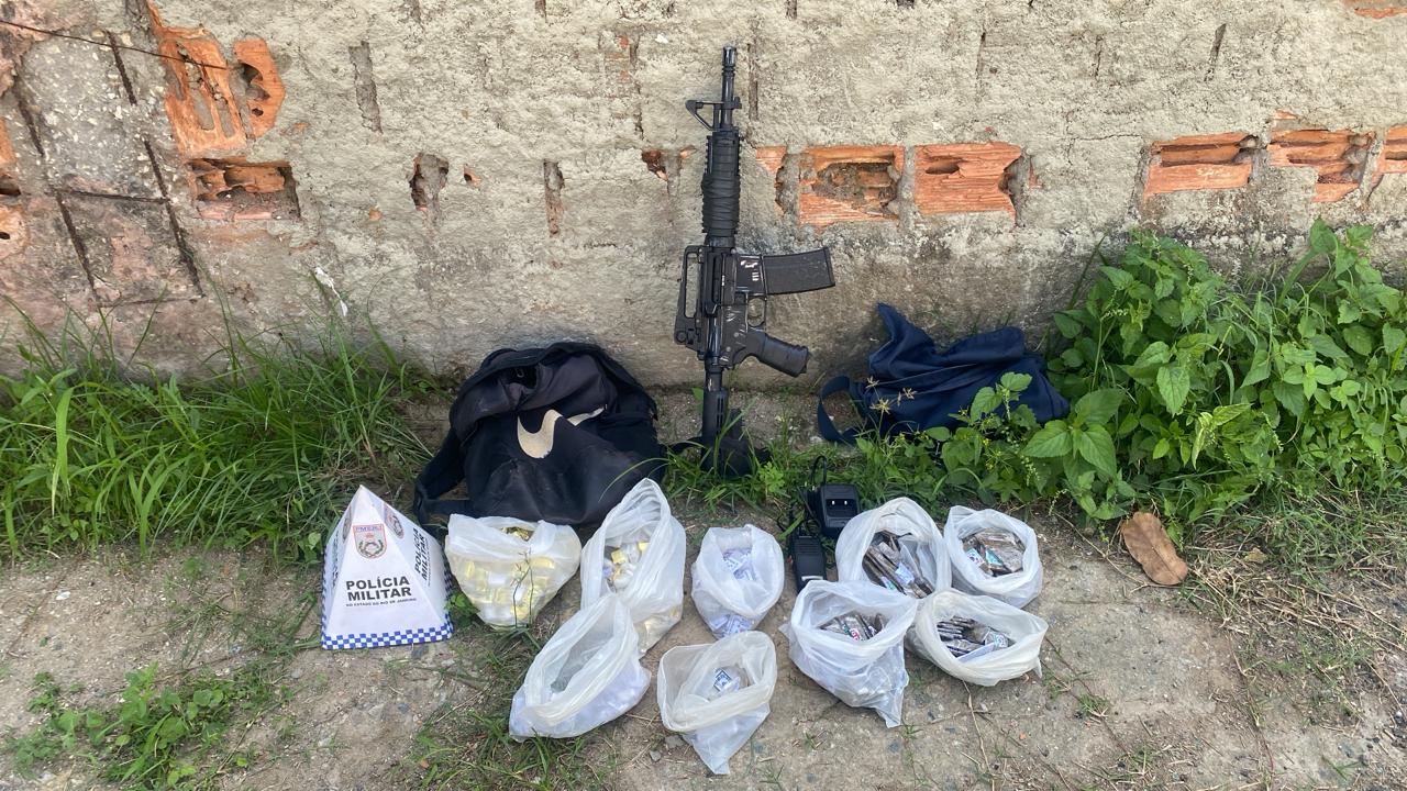 Polícia Militar prende dois suspeitos e apreende fuzil e drogas em Mesquita com apoio do Disque Denúncia